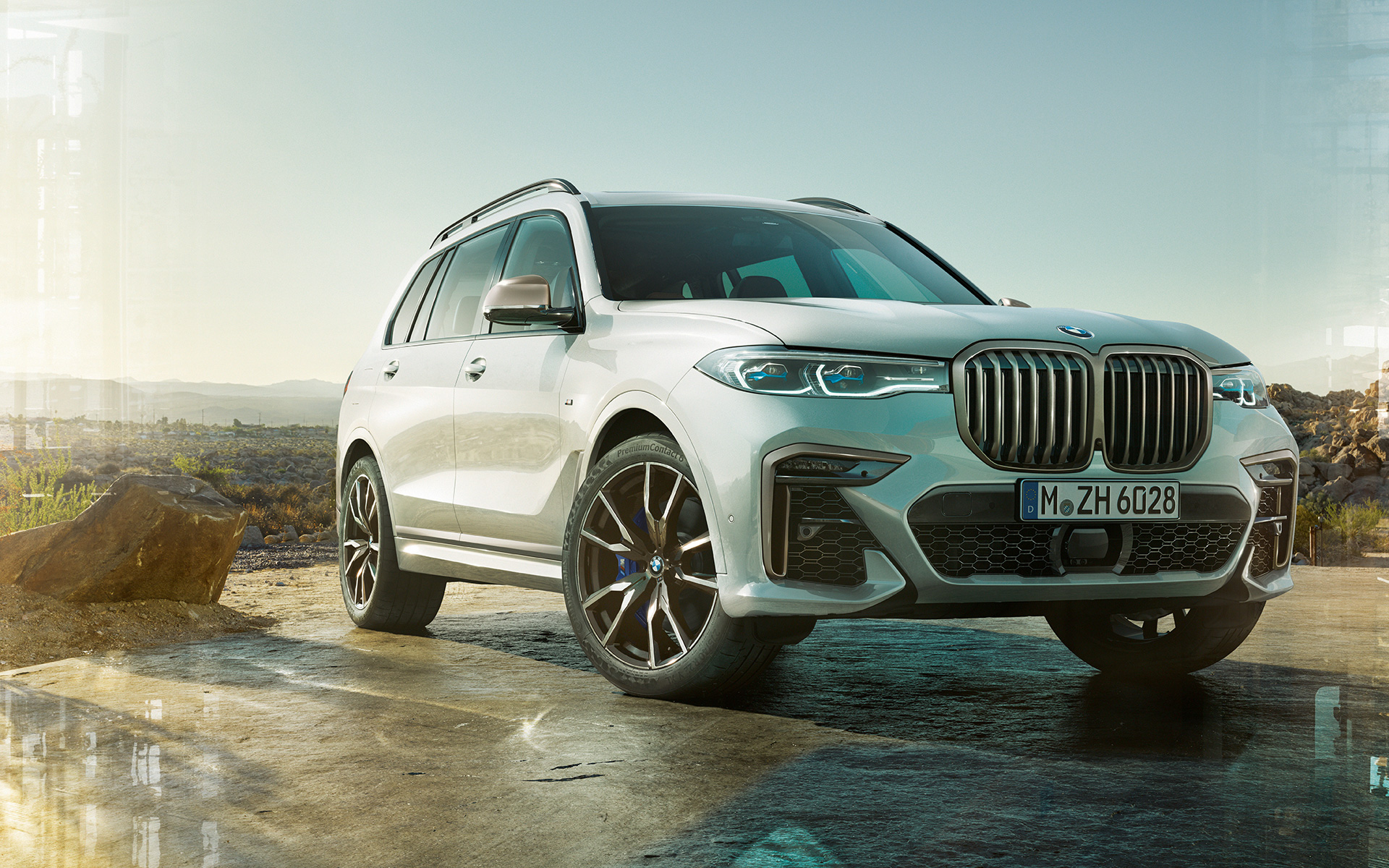 BMW X7 M50i G07 2019 Mineralweiß, à l’arrêt dans un espace naturel BMW X7 M50i G07 2019 Mineralweiß, vue de trois quarts avant à l’arrêt dans un espace naturel