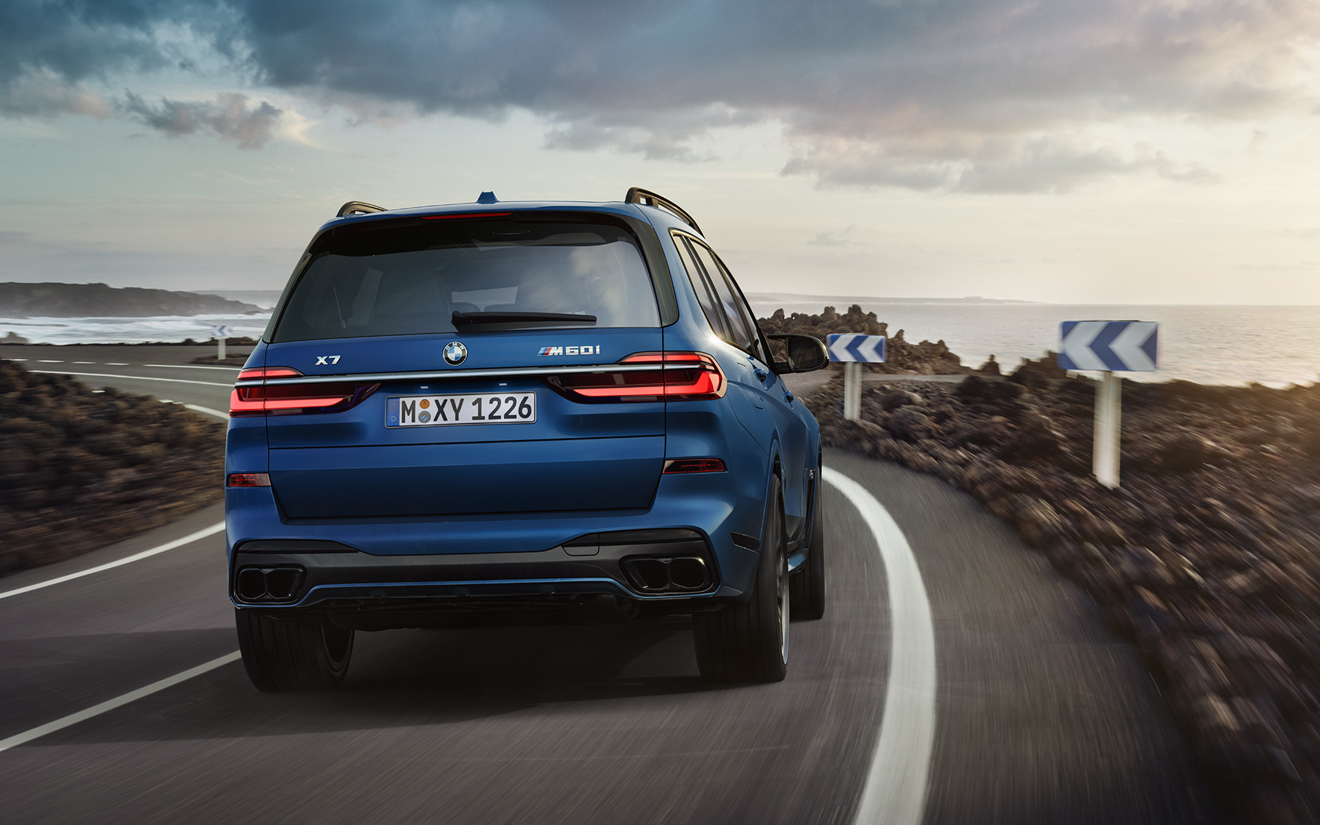 BMW X7 M60i xDrive G07 LCI Frozen Marina Bay Blue vue arrière en mouvement BMW X7 M60i xDrive G07 LCI Frozen Marina Bay Blue vue arrière en mouvement