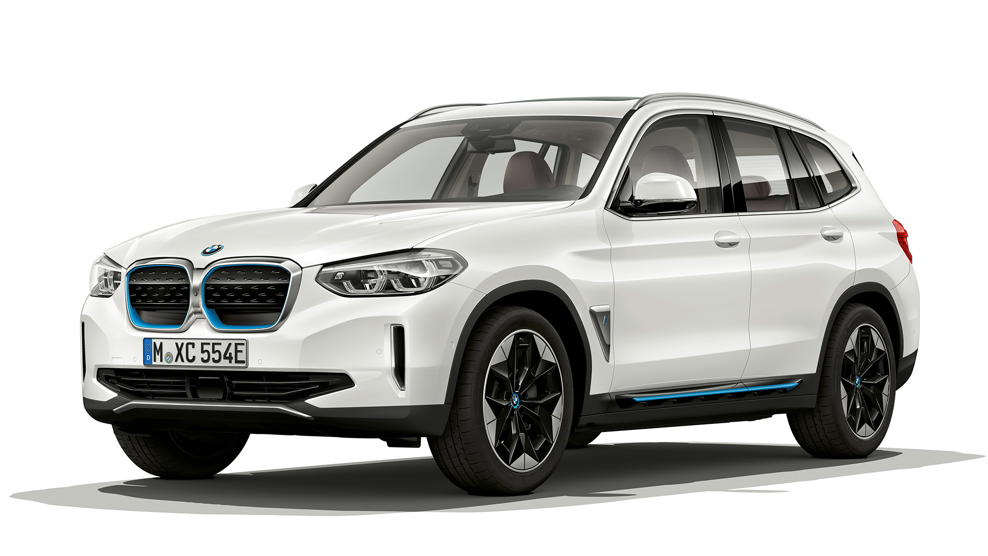 BMW iX3 SUV G08, modèle "Impressive", vue de trois quarts avant BMW iX3 SUV G08 2020, modèle "Impressive" en Mineralweiß metallic, vue de trois quarts avant
