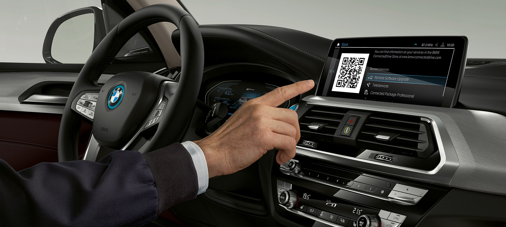 BMW iX3 SUV électrique G08, le conducteur commande le Control Display BMW iX3 SUV électrique G08 2020, le conducteur commande le Control Display de l’habitacle