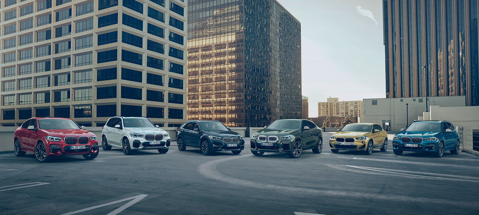 BMW X-wagens op parkeerdek voor gebouwen BMW X-modellen BMW X-wagens op parkeerdek voor gebouwen