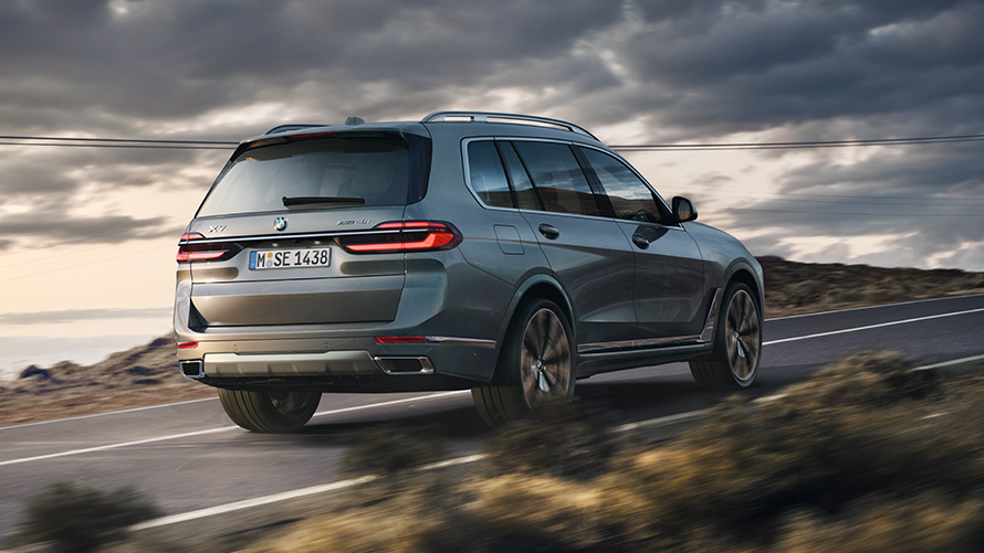 BMW X7 G07 eerste generatie driekwart achteraanzicht rijdend op de weg BMW X-modellen BMW X7 G07 eerste generatie driekwart achteraanzicht rijdend op de weg