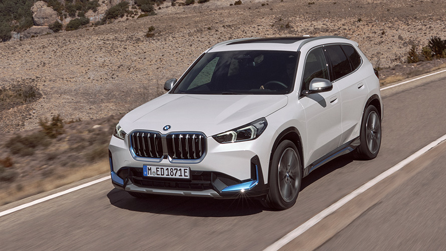 BMW iX1 U11 eerste generatie driekwart vooraanzicht rijdend op de weg BMW X-modellen BMW iX1 U11 eerste generatie driekwart vooraanzicht rijdend op de weg