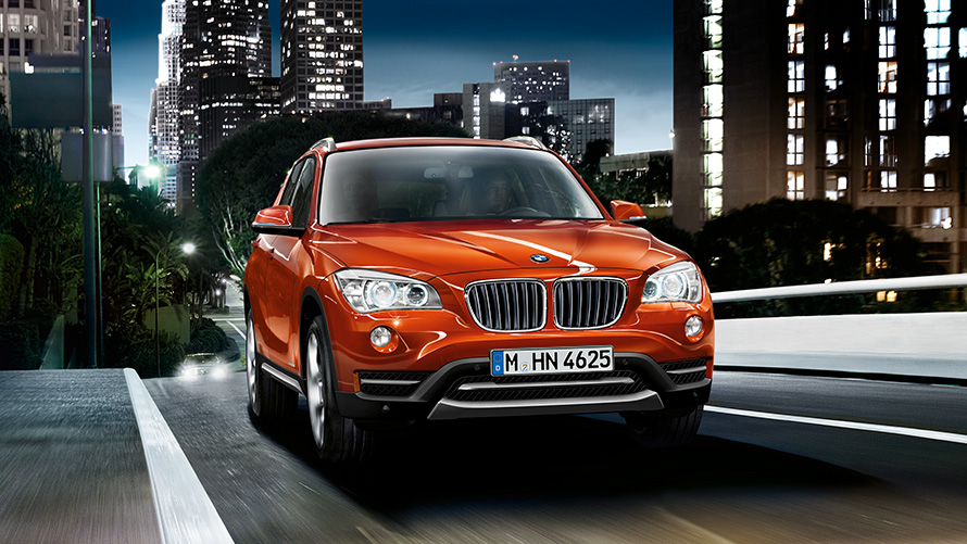 BMW X1 E84 eerste generatie driekwart vooraanzicht op de weg BMW X-modellen BMW X1 E84 eerste generatie driekwart vooraanzicht op de weg