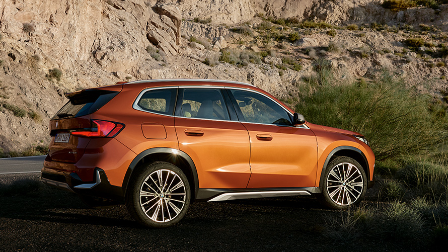 BMW X1 U11 derde generatie driekwart vooraanzicht op de weg BMW X-modellen BMW X1 U11 derde generatie driekwart vooraanzicht op de weg