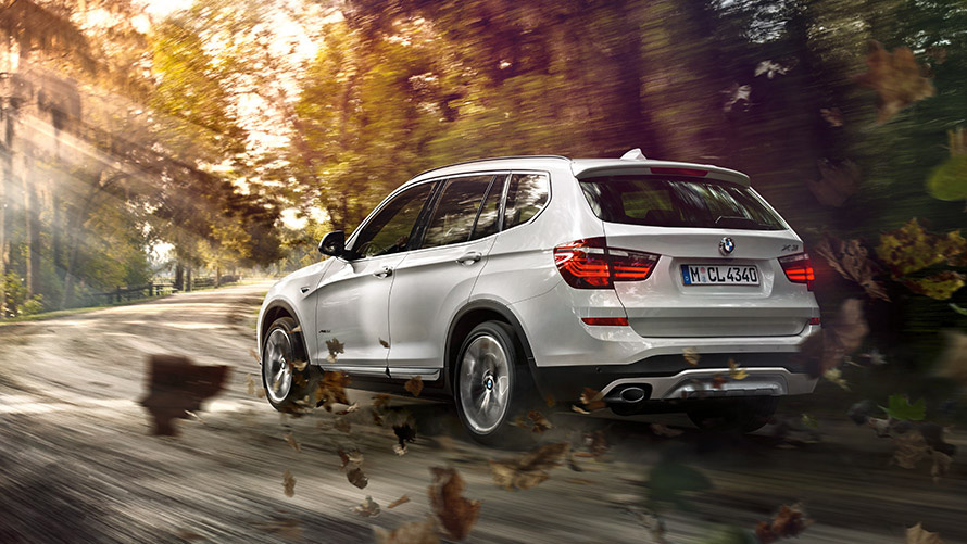 BMW X3 F25 tweede generatie driekwart achteraanzicht rijdend op de weg BMW X-modellen BMW X3 F25 tweede generatie driekwart achteraanzicht rijdend op de weg