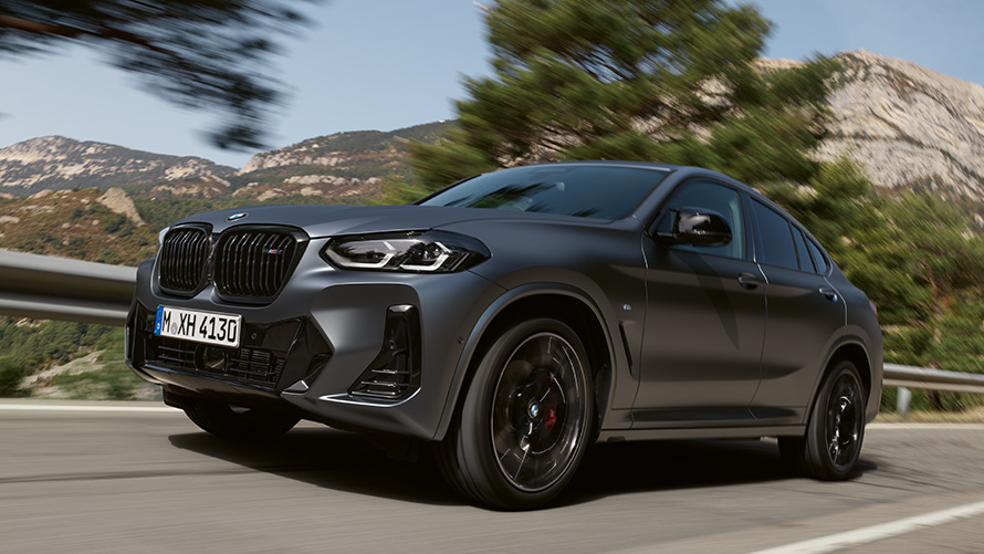 BMW X4 G02 tweede generatie driekwart zijaanzicht rijdend op de weg BMW X-modellen BMW X4 G02 tweede generatie driekwart zijaanzicht rijdend op de weg