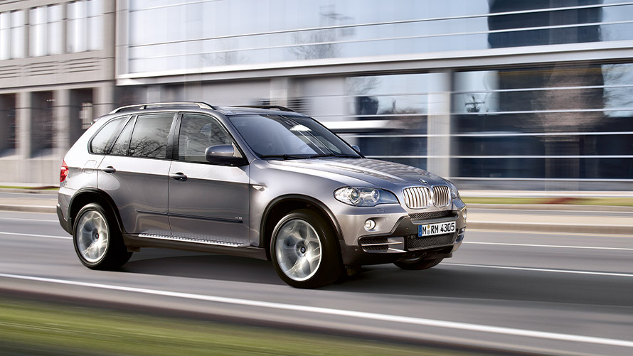 BMW X5 E70 tweede generatie zijaanzicht rijdend op de weg BMW X-modellen BMW X5 E70 tweede generatie zijaanzicht rijdend op de weg