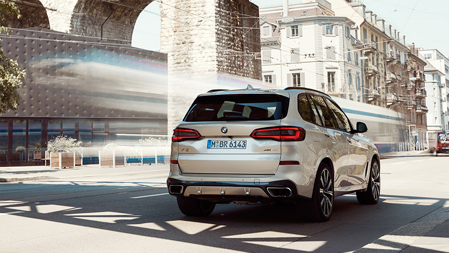 BMW X5 G05 vierde generatie driekwart achteraanzicht stilstaand voor gebouw BMW X-modellen BMW X5 G05 vierde generatie driekwart achteraanzicht stilstaand voor gebouw