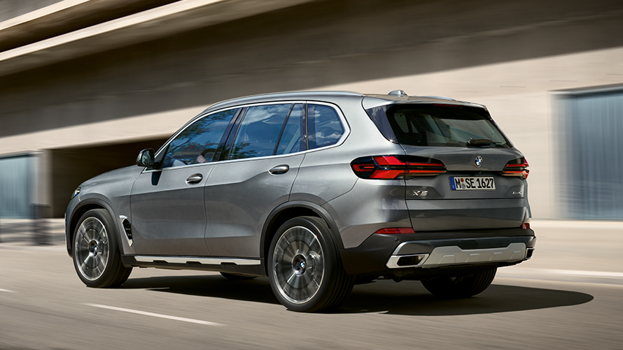 BMW X5 G05 vijfde generatie driekwart achteraanzicht BMW X-modellen BMW X5 G05 vijfde generatie driekwart achteraanzicht rijdend op de weg