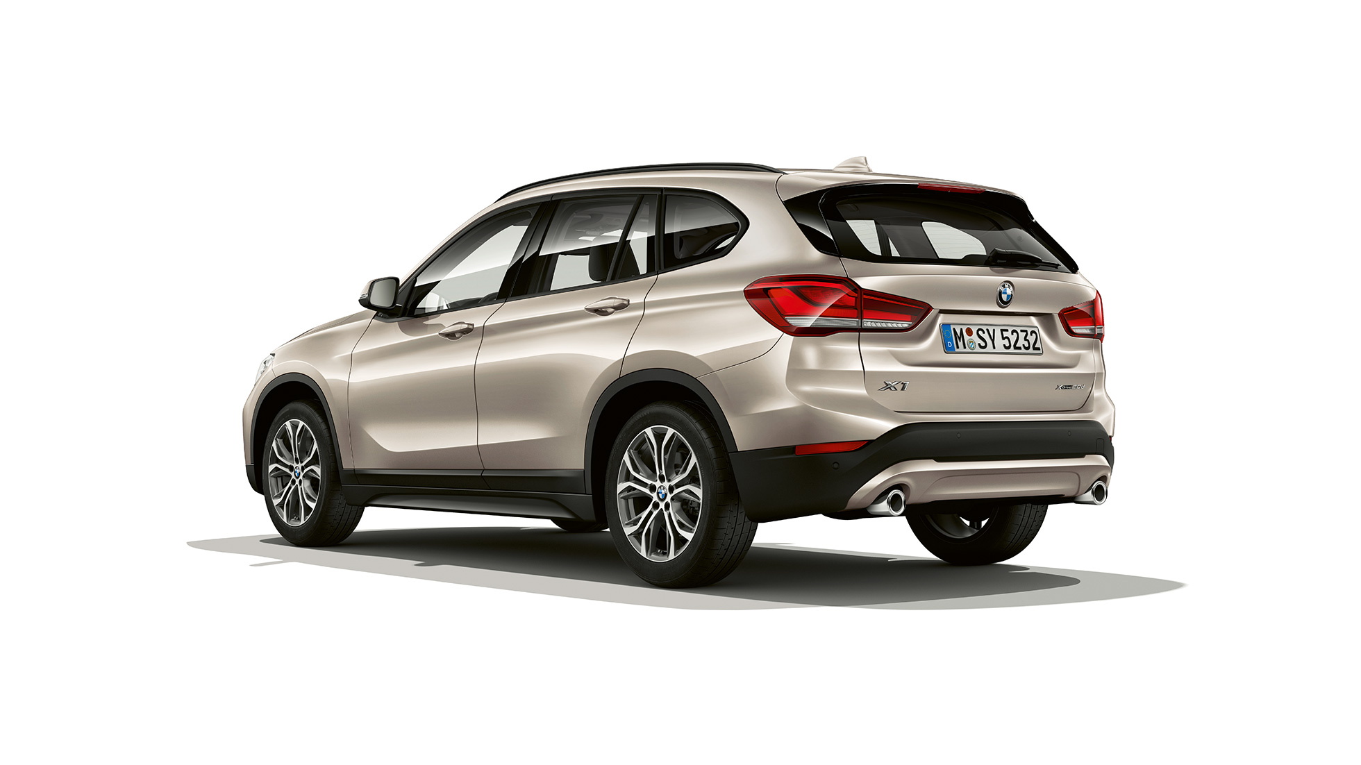 Extérieur de la BMW X1 Modèle Advantage, vue de trois quarts arrière. F48 BMW X1, Modèle Advantage, vue de trois quarts avant, prise en studio F48