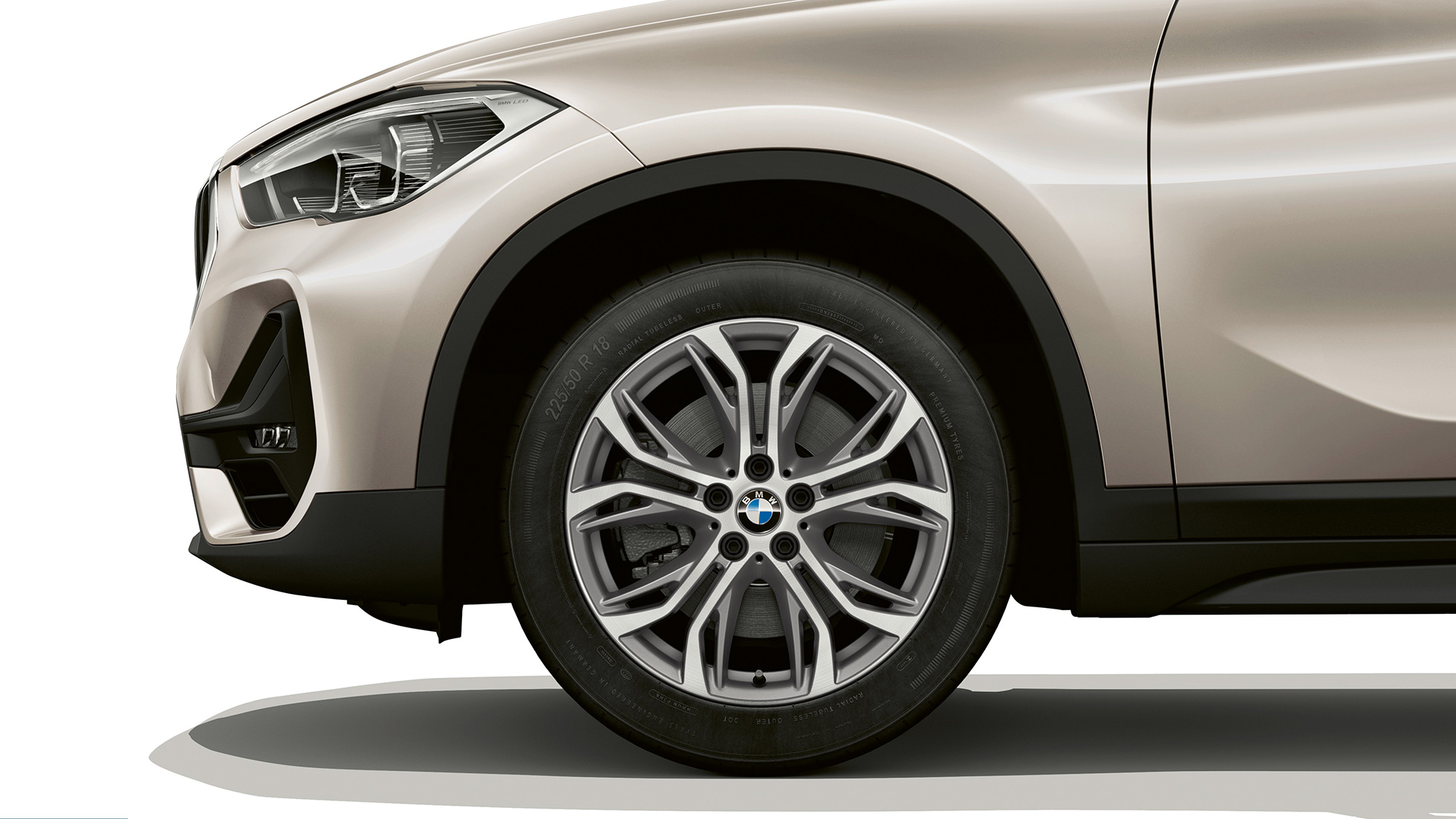 BMW X1, Modèle Advantage, jante en alliage léger F48 BMW X1, Modèle Advantage, vue de profil avec gros plan sur jante en alliage léger F48