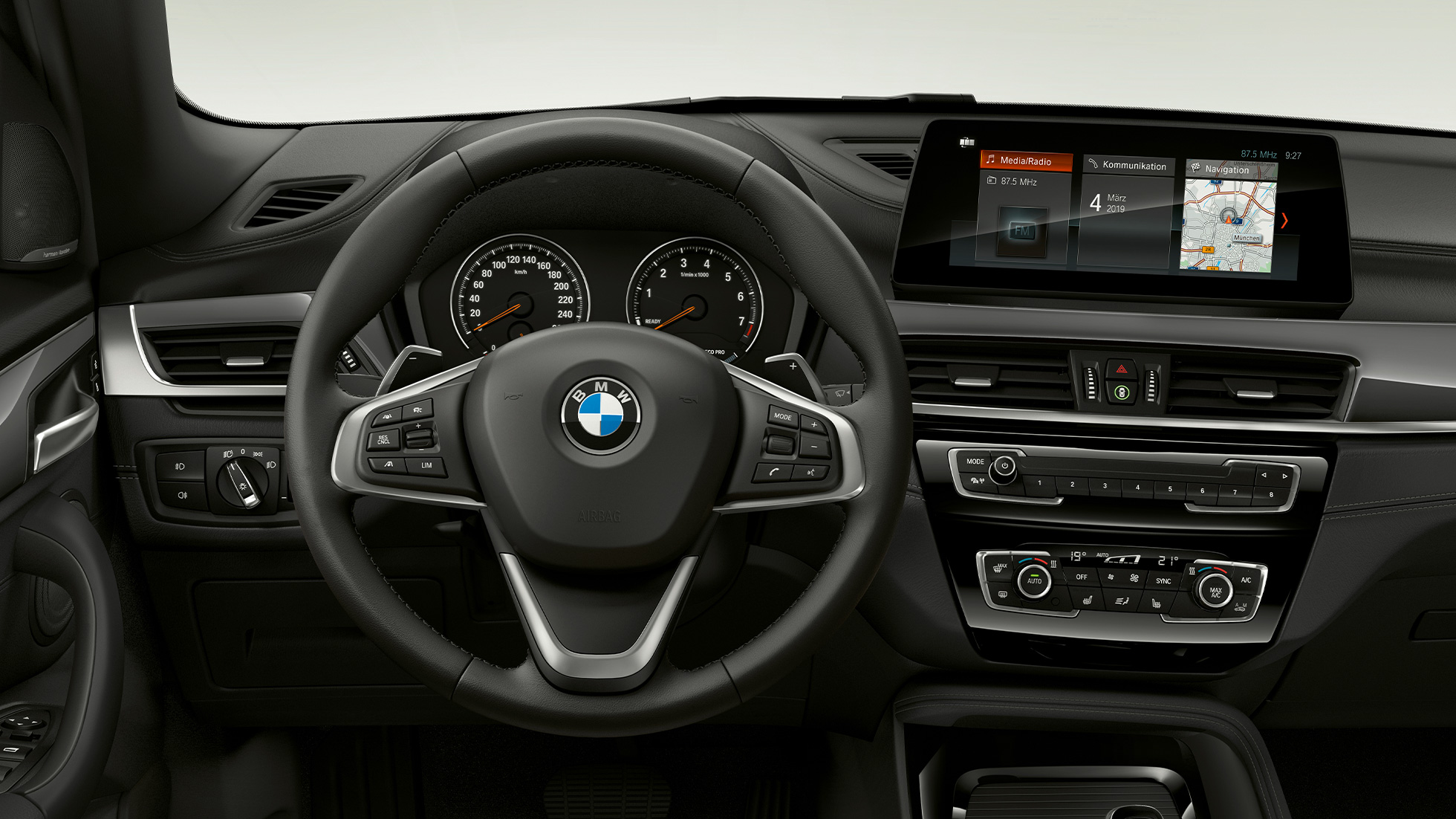 BMW X1, Modèle xLine, intérieur F48 BMW X1, Modèle xLine, intérieur avec vue sur le poste de conduite F48