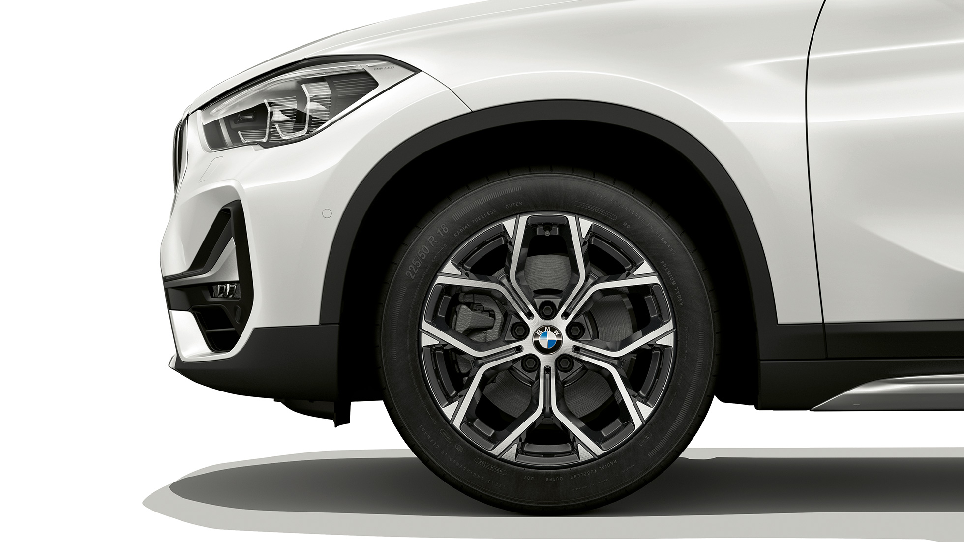 BMW X1, Modèle xLine, jante en alliage léger F48 BMW X1, Model xLine, side view with close-up on light-alloy wheel F48