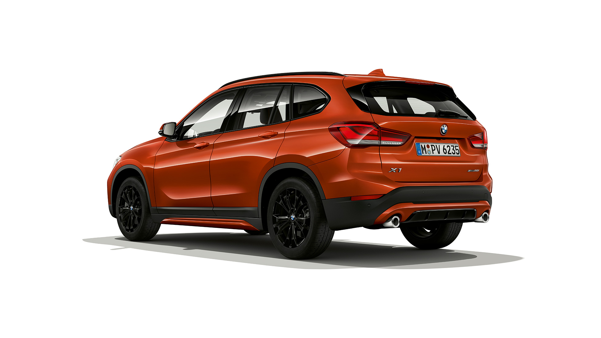 BMW X1, Modèle Sport Line, vue de trois quarts arrière F48 BMW X1, Modèle Sport Line, vue de trois quarts arrière, prise en studio F48