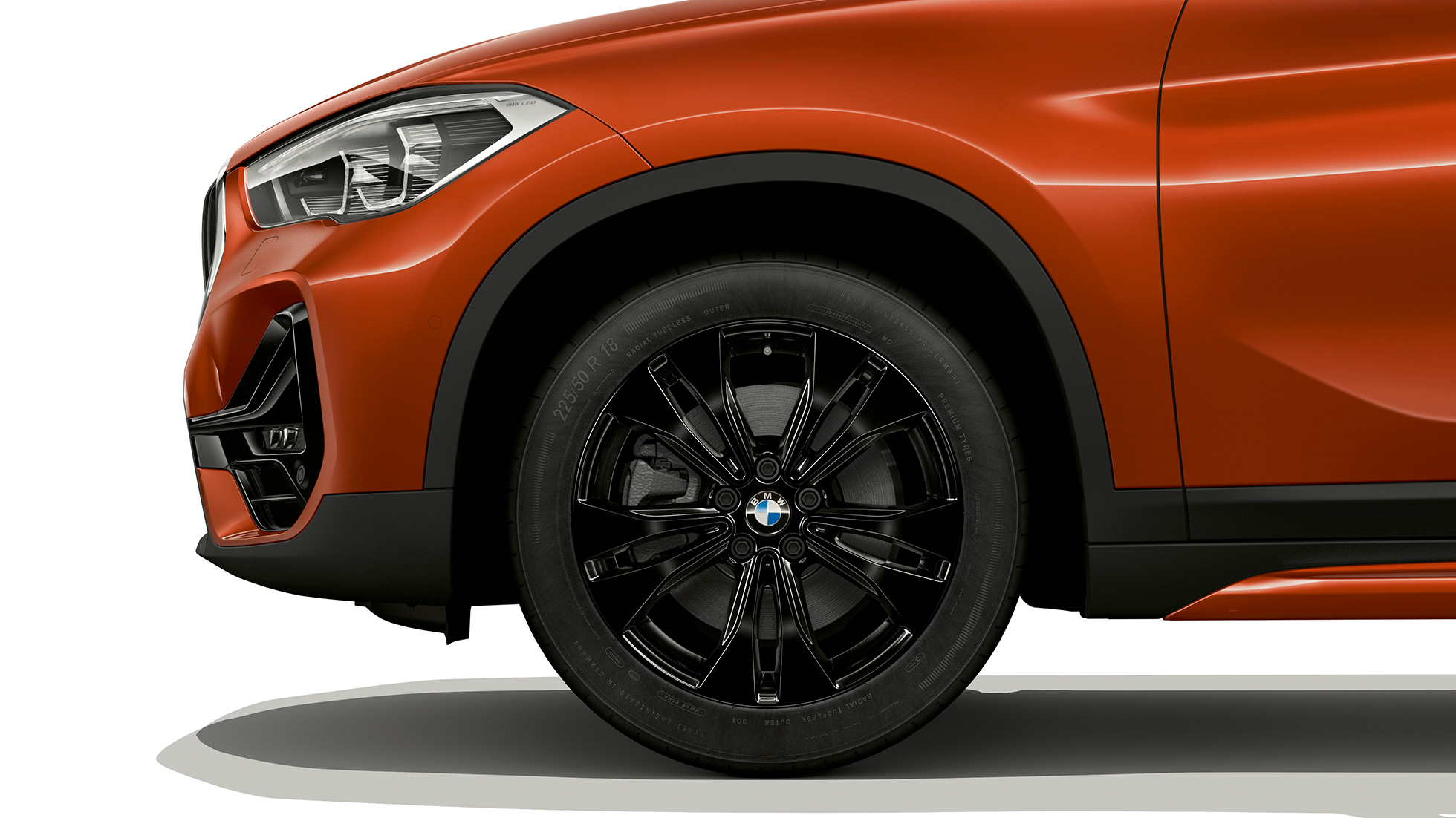 BMW X1, Modèle Sport Line, jante en alliage léger F48 BMW X1, Modèle Sport Line, vue de profil avec gros plan sur jante en alliage léger F48