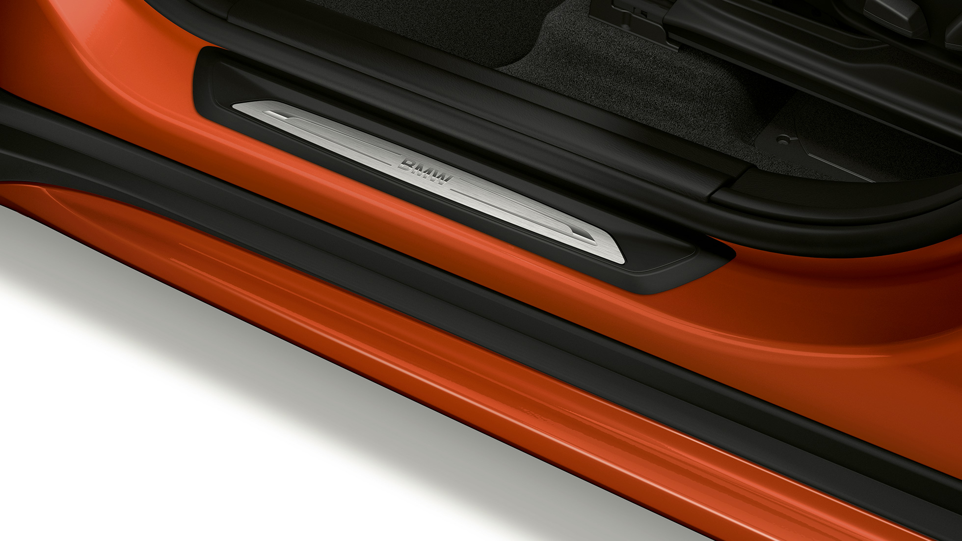 BMW X1, Modèle Sport Line, seuils de porte F48 BMW X1, Modèle Sport Line, vue de profil avec gros plan sur les seuils de porte F48