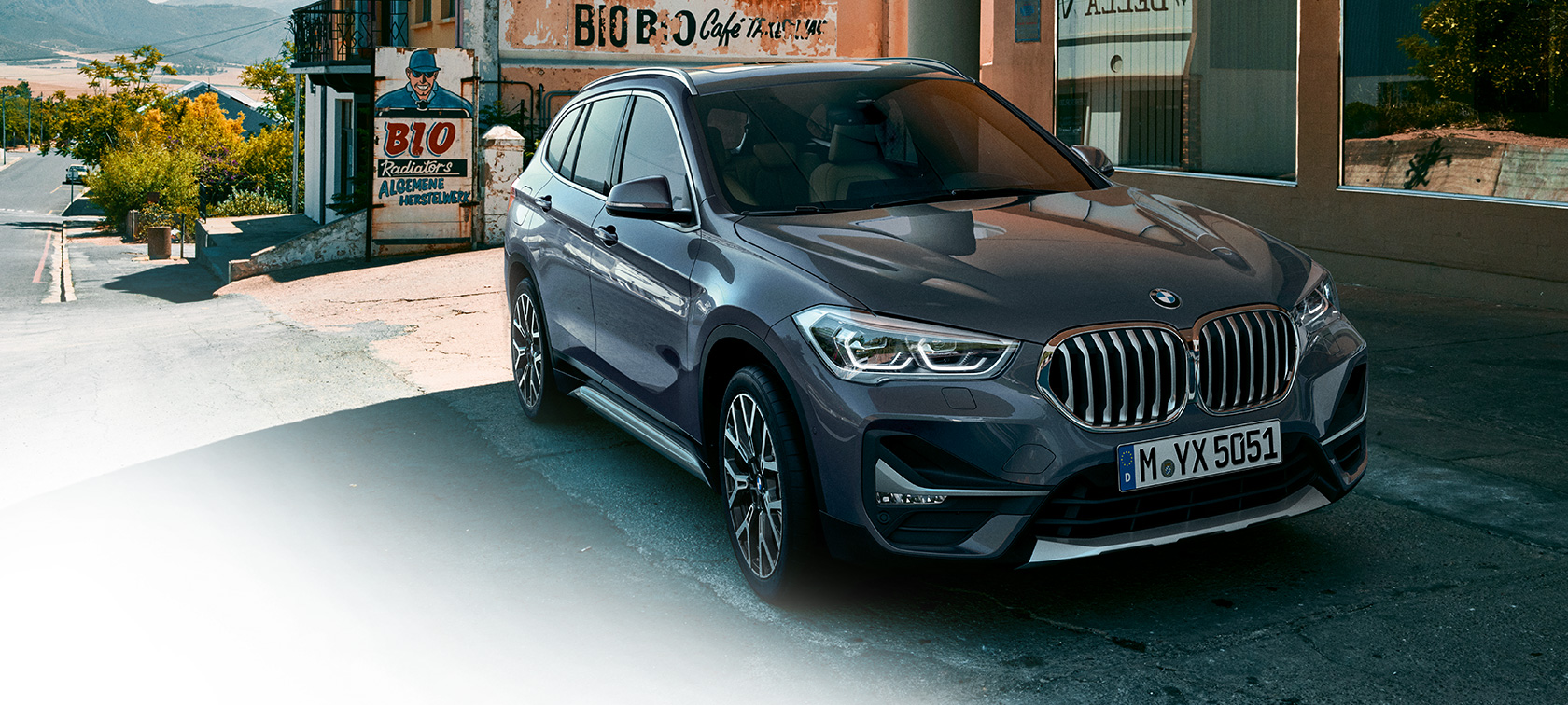 BMW X1 vue de trois quarts avant. F48 BMW X1, vue de trois quarts avant dans un décor urbain. F48