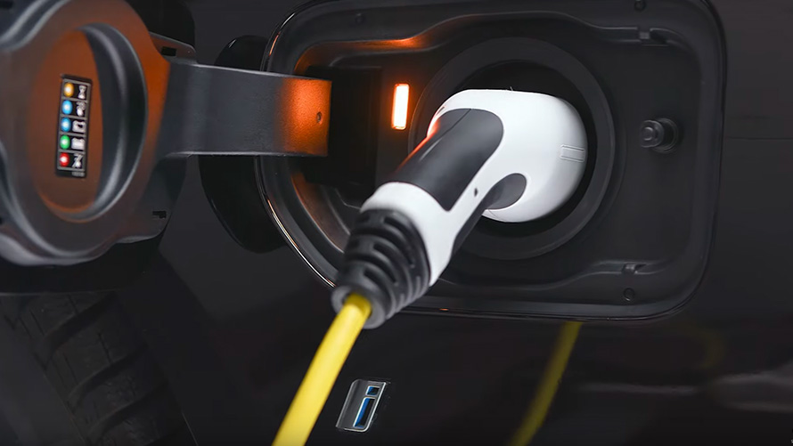 BMW hybride rechargeable avec câble de recharge branché BMW X1 F48 hybride rechargeable avec câble de recharge branché, vue en gros plan