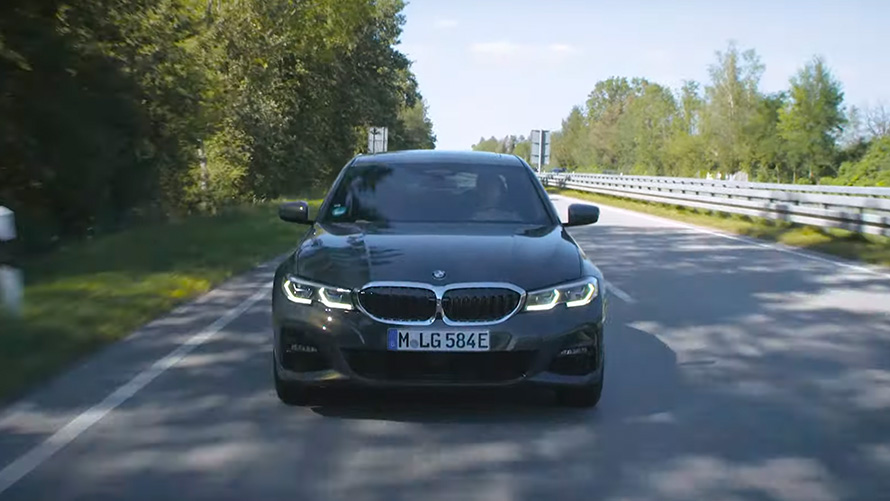 BMW hybride rechargeable en mouvement sur la route BMW X1 F48 BMW hybride rechargeable en mouvement sur la route, vue avant