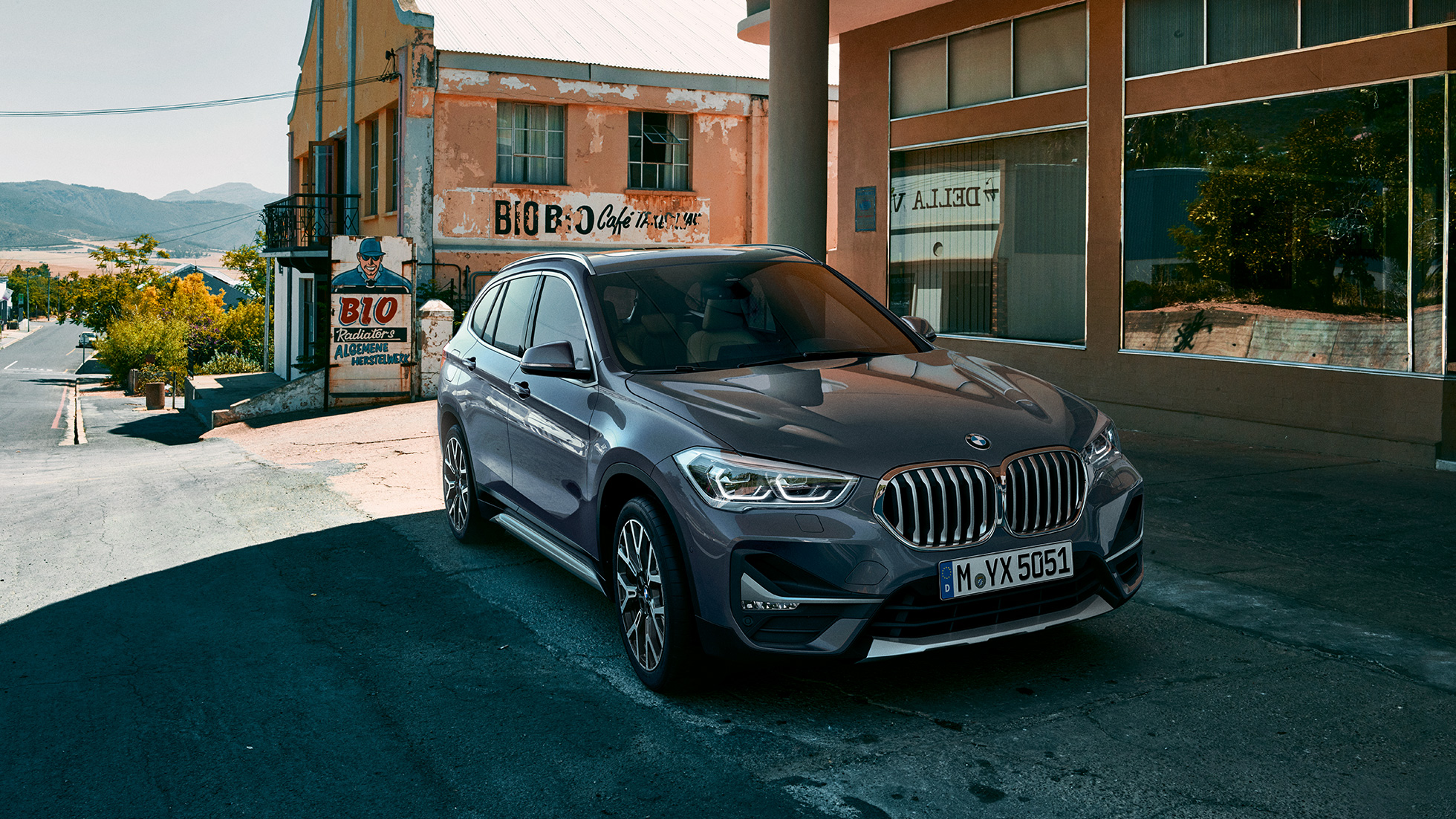 BMW X1, driekwart vooraanzicht F48. BMW X1, driekwart vooraanzicht staat in een stedelijke omgeving F48.