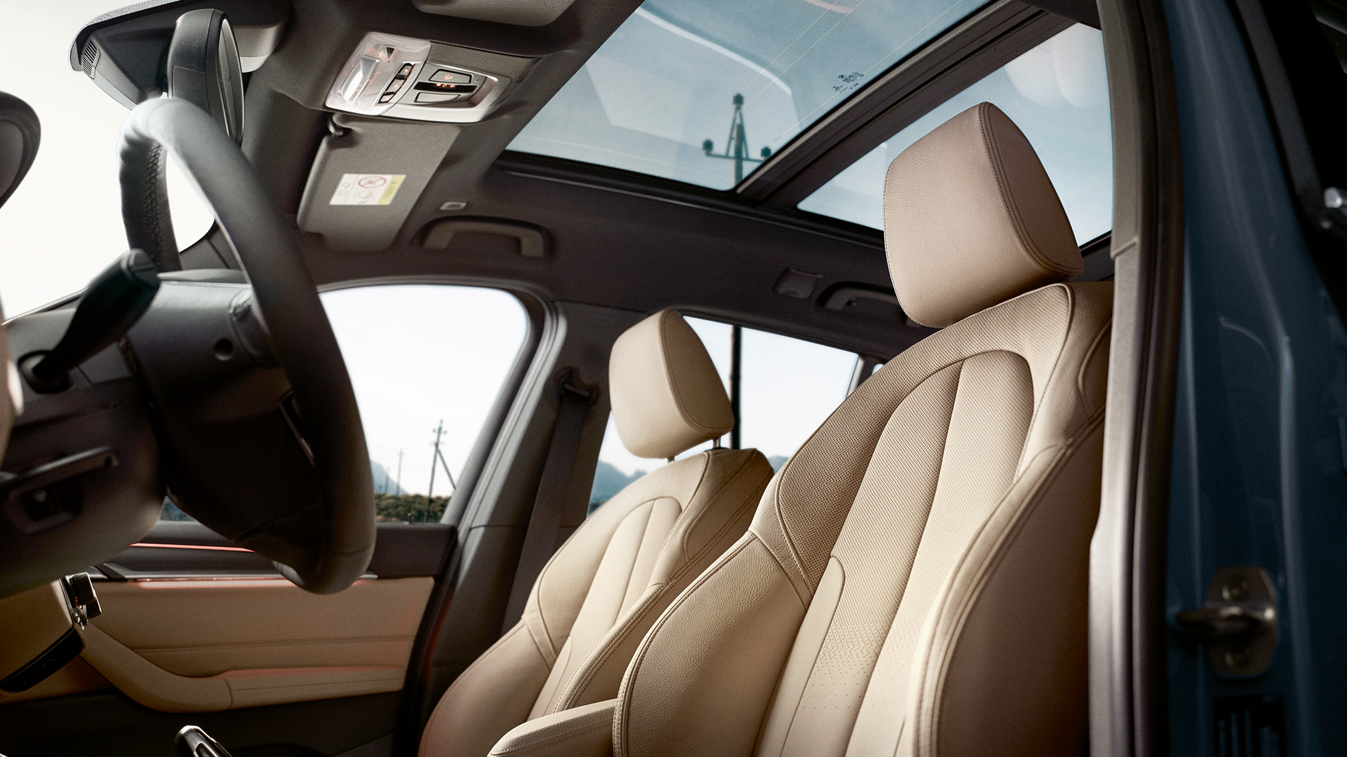 BMW X1 interieur, sportzetels F48. BMW X1 interieur, met zicht op ergonomische sportzetels F48.