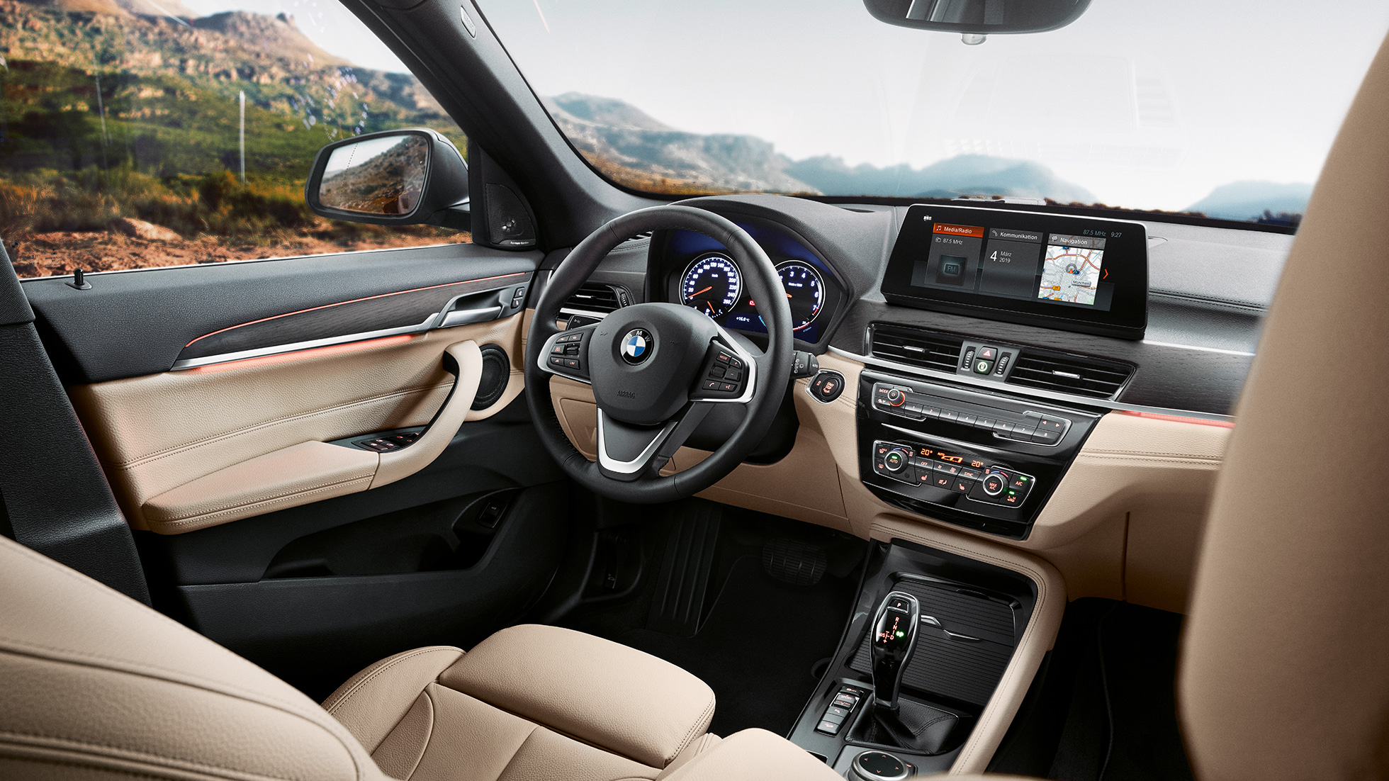 BMW X1 interieur, cockpit F48. BMW X1 interieur, met zicht op het 10,25" Control Display in de cockpit F48.
