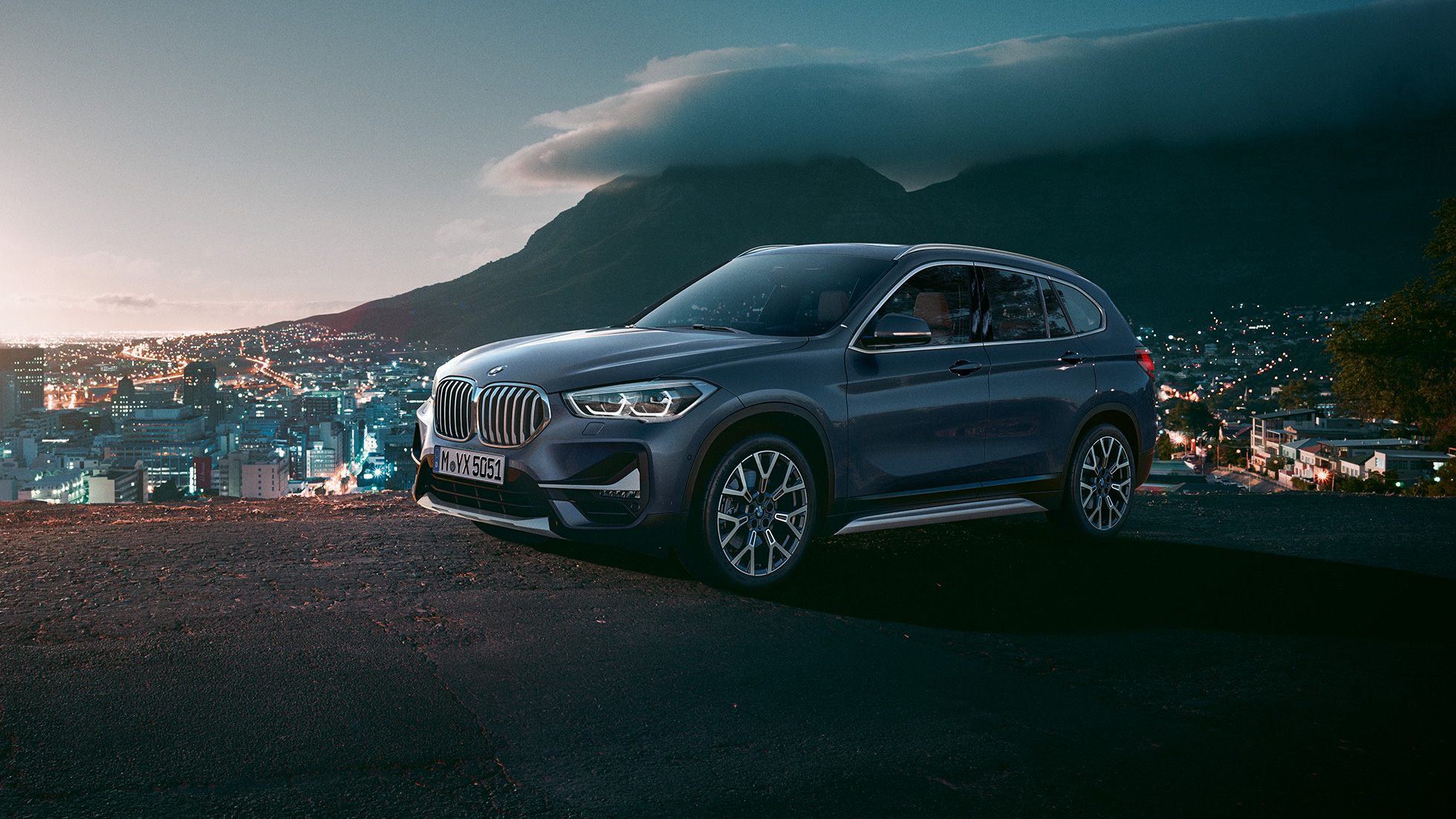 BMW X1, driekwart zijaanzicht. BMW X1, driekwart zijaanzicht stilstaand in een stedelijke omgeving.
