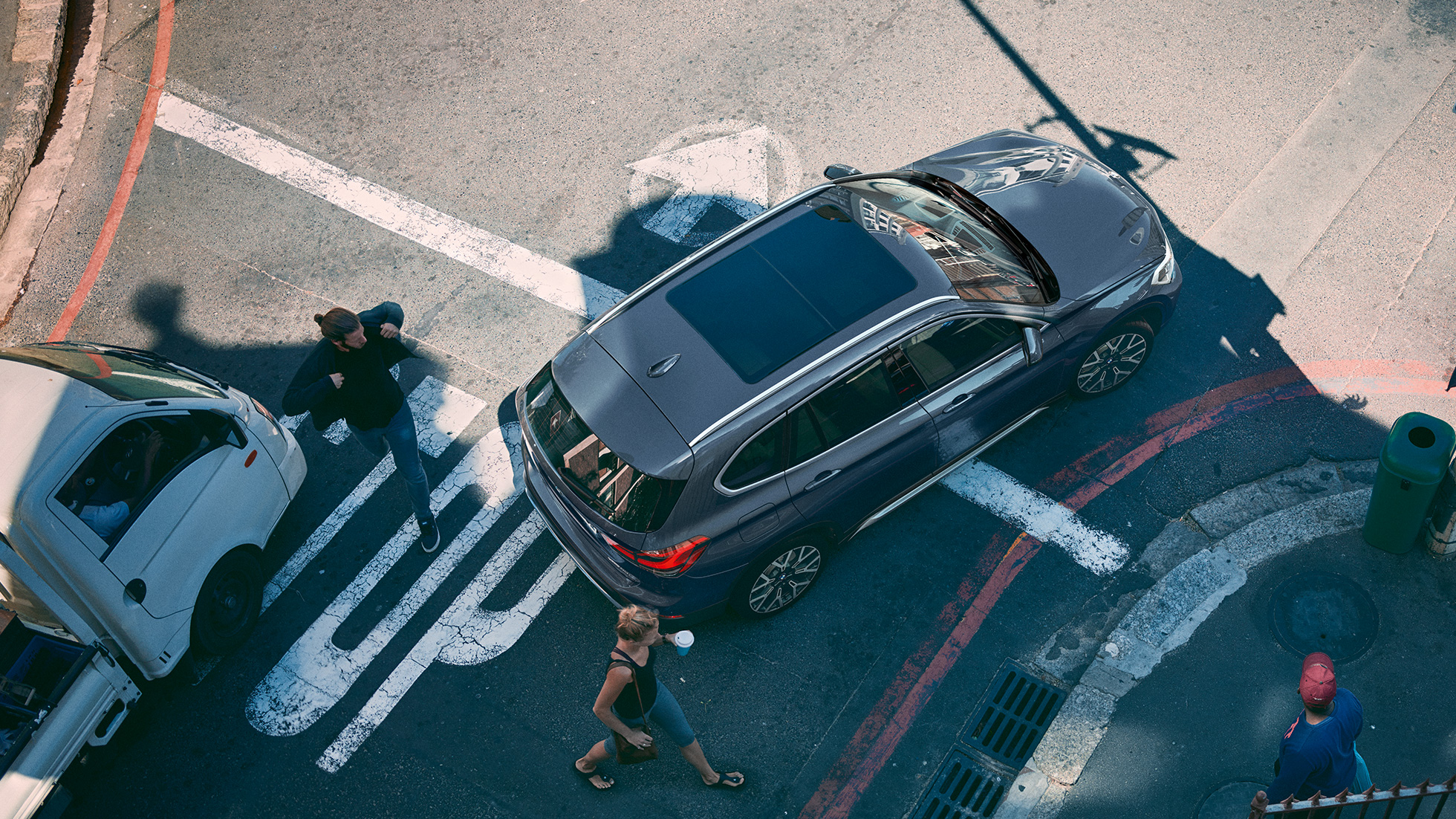 BMW X1, panoramisch doorschijnend schuifdak F48. BMW X1, met zicht op het panoramisch doorschijnend schuifdak vanuit vogelperspectief F48.