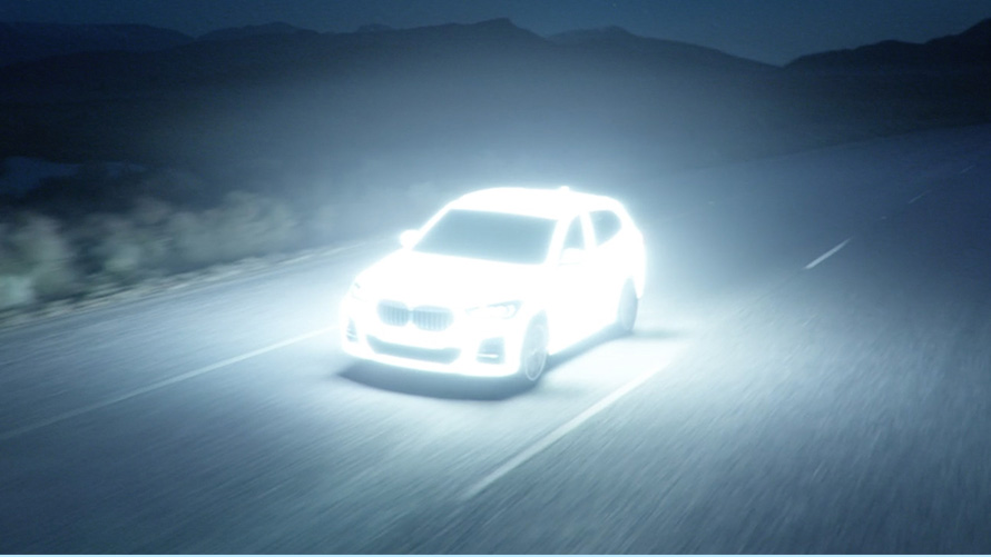 BMW X1 F48 LCI hybride rechargeable, en mouvement de nuit BMW X1 F48 LCI hybride rechargeable, en mouvement de nuit