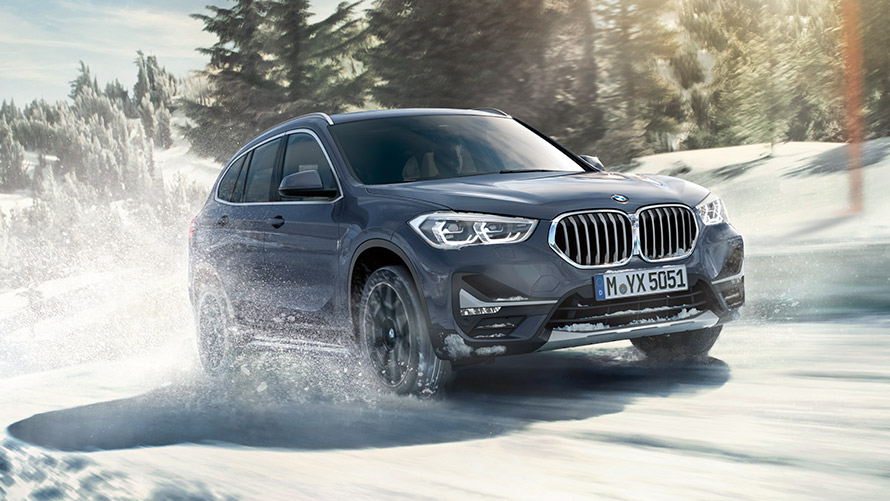 BMW X1 xDrive20i F48 LCI en BMW Individual Storm Bay metallic, roulant dans un paysage hivernal BMW X1 xDrive20i F48 LCI en BMW Individual Storm Bay metallic, roulant dans un paysage hivernal
