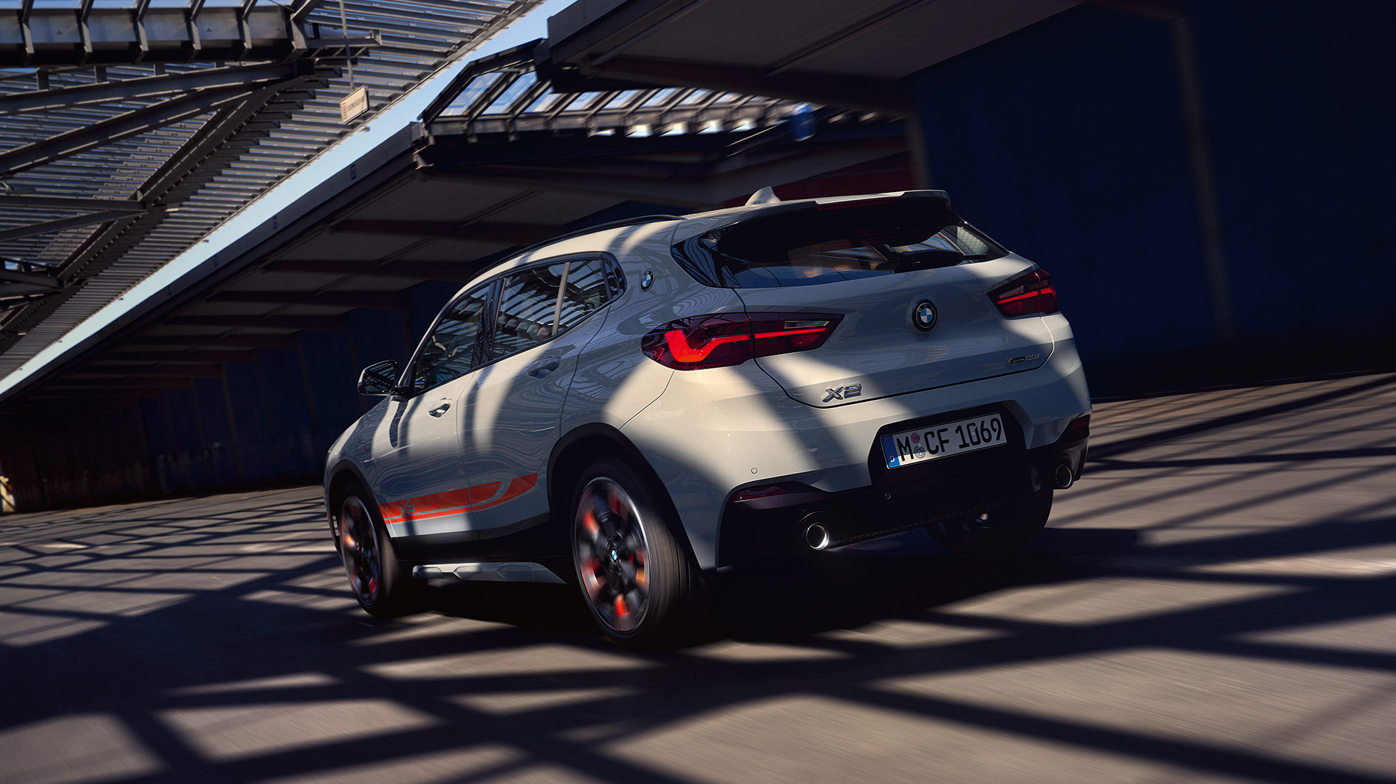 Driekwart achteraanzicht BMW X2 F39 BMW X2 2020 F39 Brooklyn Grau driekwart achteraanzicht