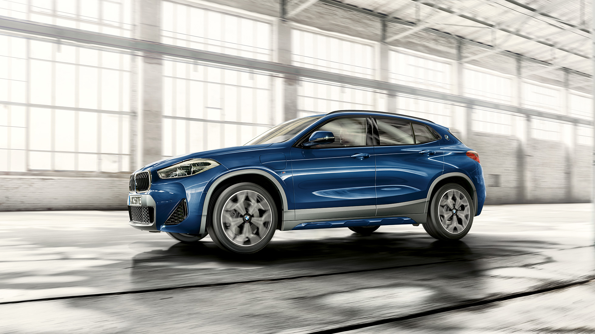 Driekwart zijaanzicht BMW X2 xDrive25e plug-in-hybride F39 BMW X2 xDrive25e plug-in-hybride 2020 F39 driekwart zijaanzicht