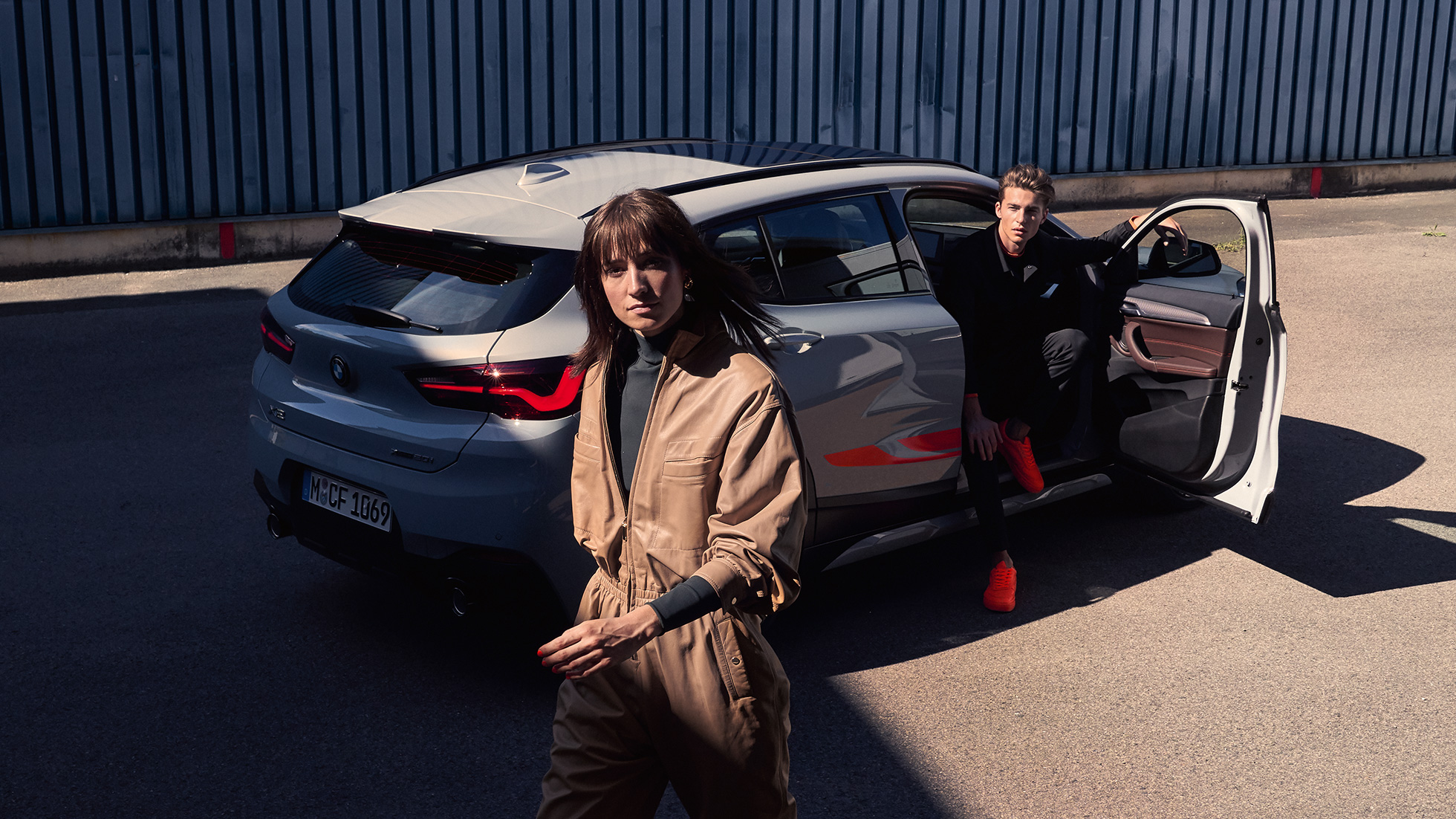 Driekwart achteraanzicht BMW X2 F39 BMW X2 2020 F39 Brooklyn Grau driekwart achteraanzicht