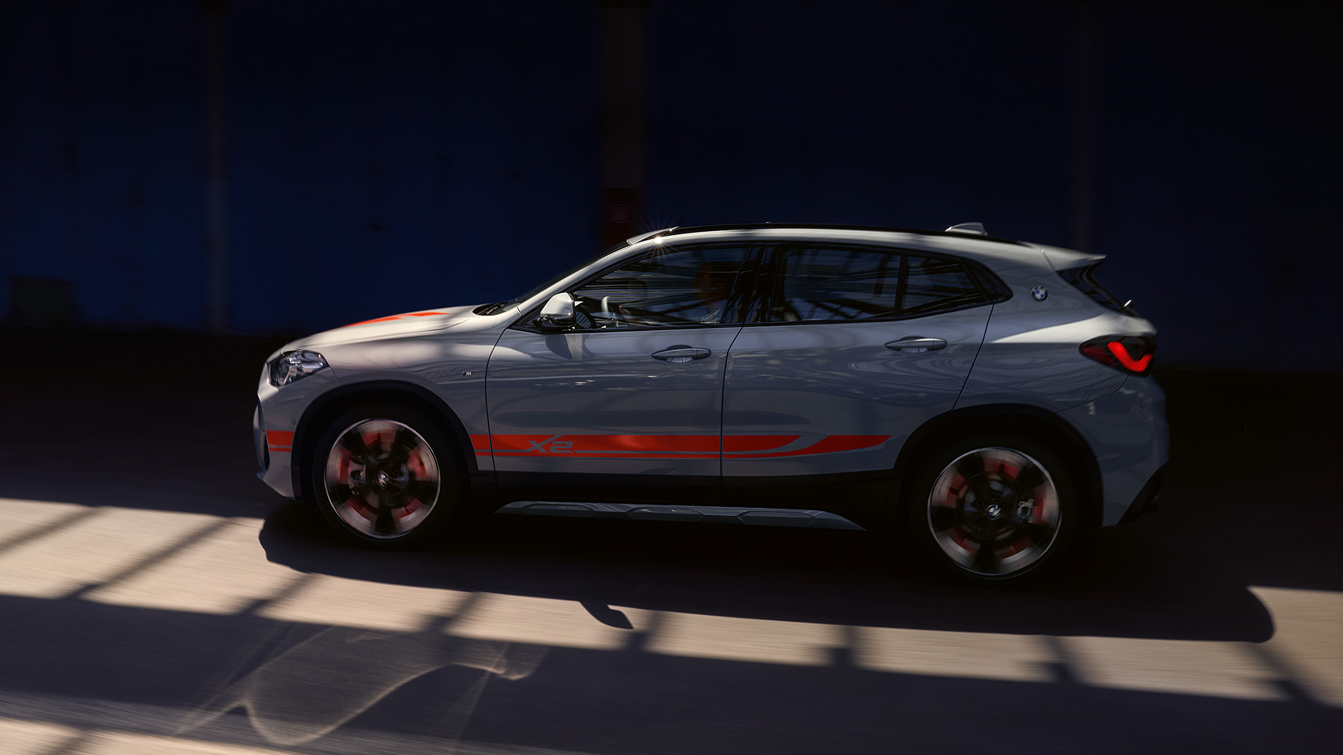 Zijaanzicht BMW X2 F39 BMW X2 2020 F39 Brooklyn Grau zijaanzicht