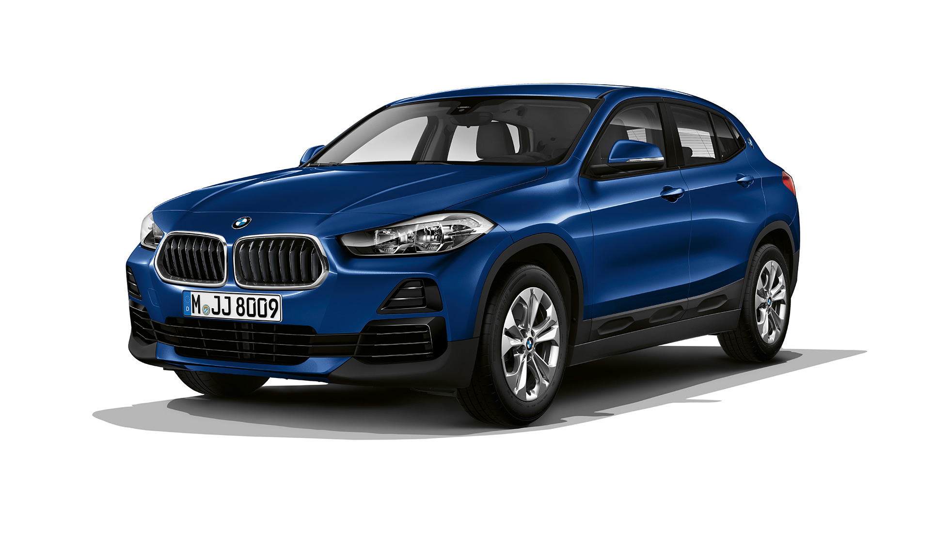 BMW X2 sDrive20i Modèle Advantage vue de trois quarts avant F39 BMW X2 sDrive20i Modèle Advantage 2018 F39 Mediterranblau metallic vue de trois quarts avant