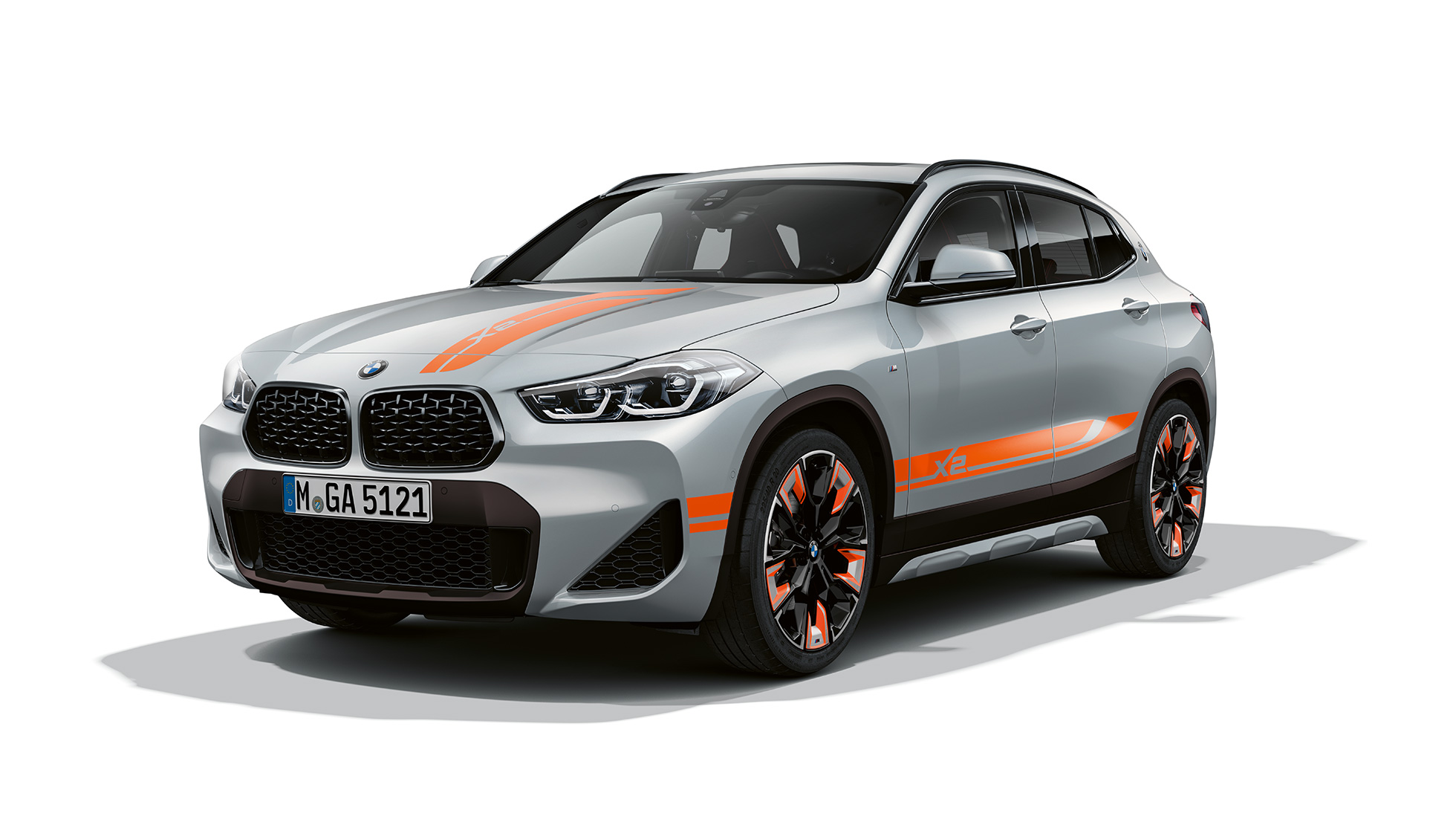 BMW X2 Modèle Édition M Mesh, vue de trois quarts avant F39 BMW X2 Modèle Édition M Mesh 2020 F39 Brooklyn Grau vue de trois quarts avant