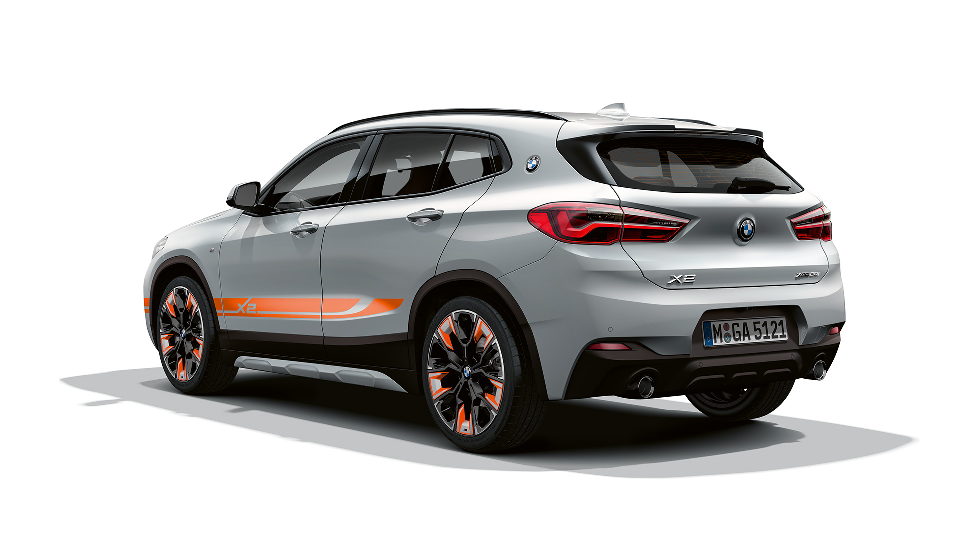 Vue de trois quarts arrière de la BMW X2 Modèle Édition M Mesh F39 BMW X2 Modèle Édition M Mesh 2020 F39 Brooklyn Grau, Vue de trois quarts arrière