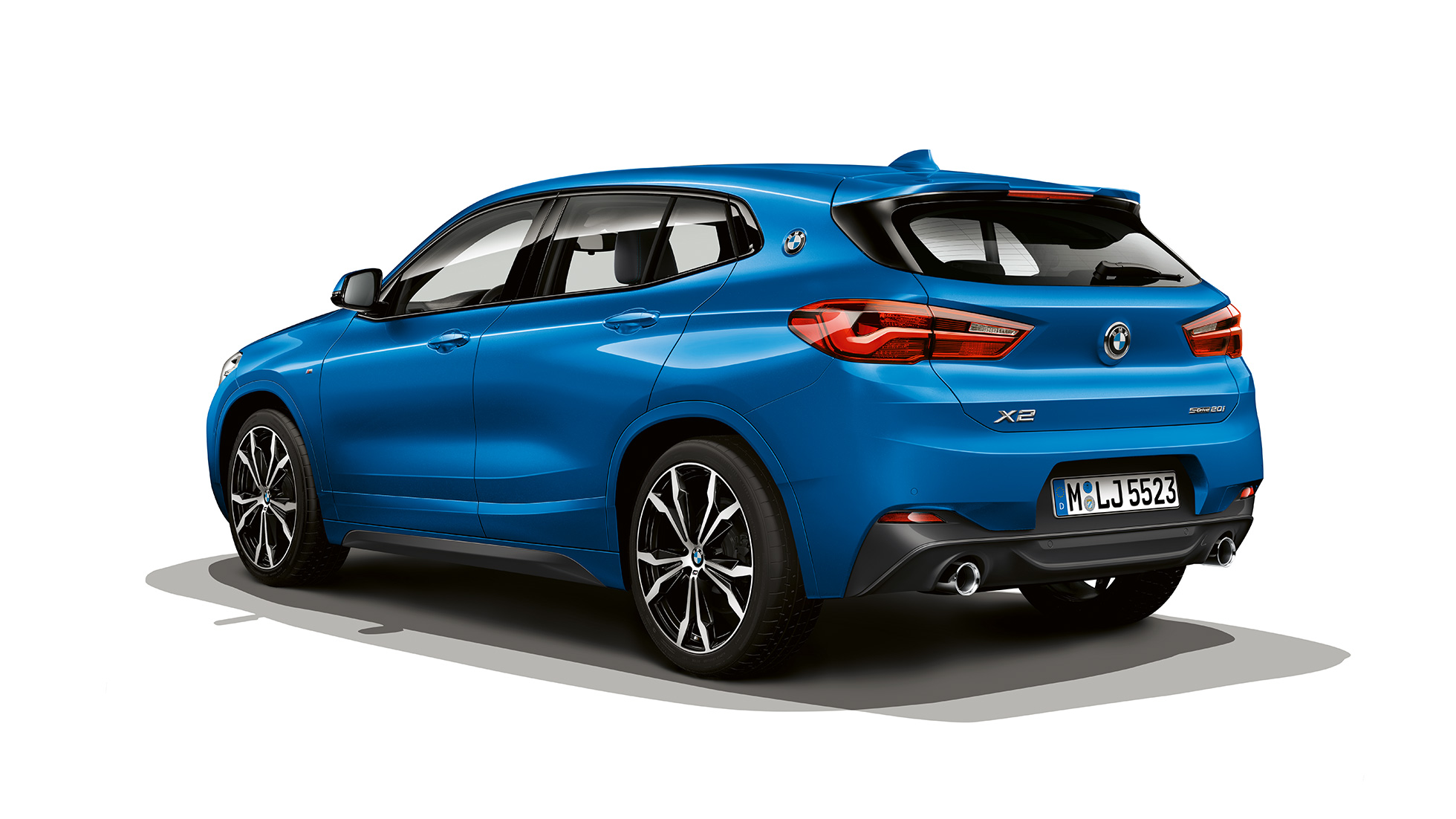 BMW X2 sDrive20i Modèle M Sport vue de trois quarts de profil F39 BMW X2 sDrive20i Modèle M Sport 2018 F39 Misano Blau metallic vue de trois quarts de profil