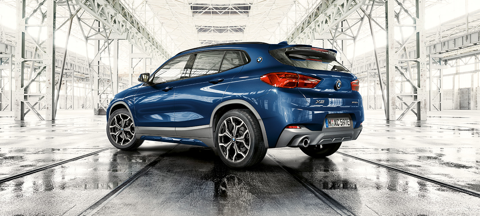 BMW X2 xDrive25e vue de trois quarts arrière F39 BMW X2 xDrive25e Plug-in Hybrid F39 2020 vue de trois quarts arrière