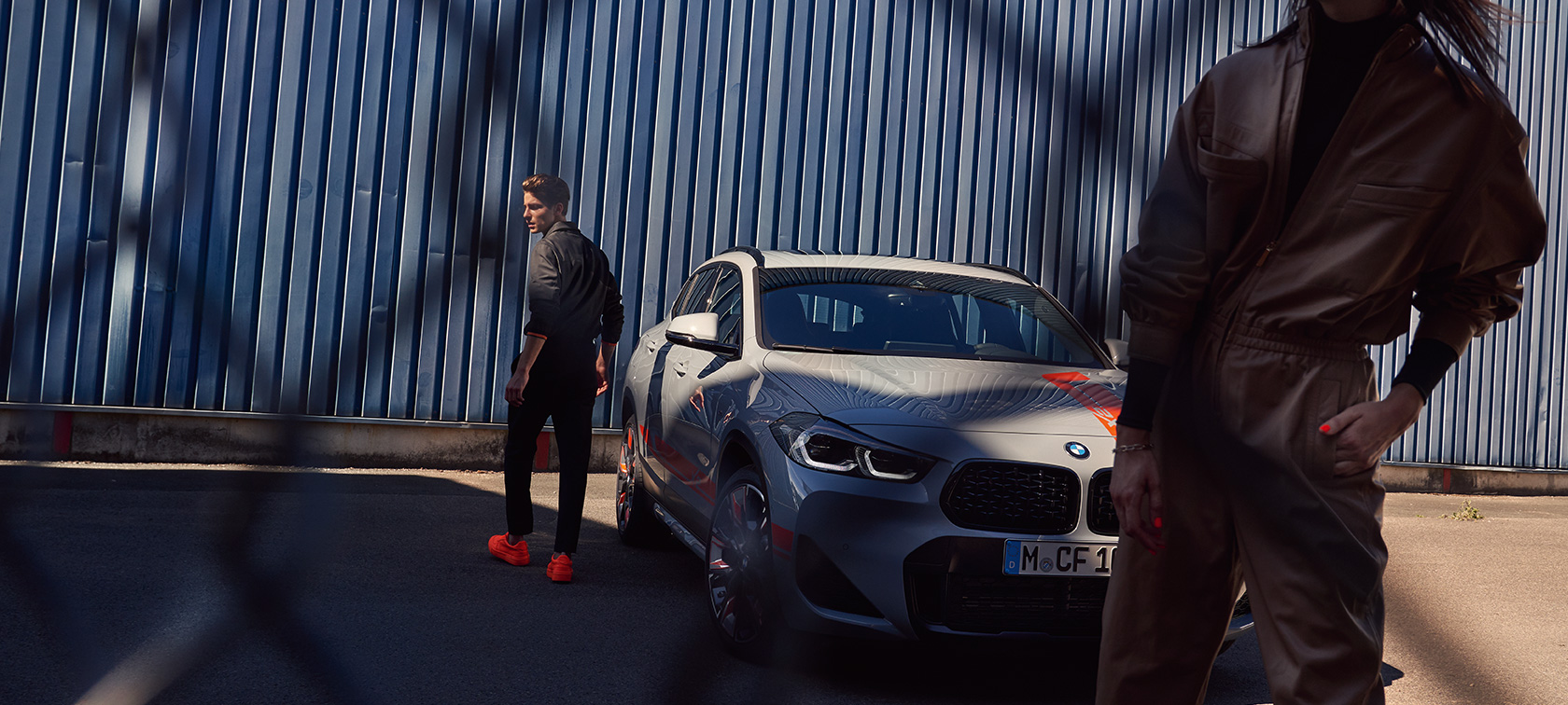 Vue de trois quarts avant de la BMW X2 F39 BMW X2 2020 F39 Brooklyn Grau vue de trois quarts avant