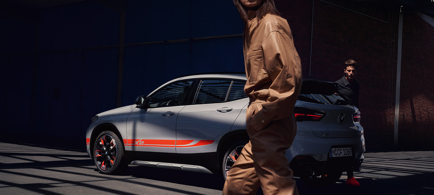 Driekwart achteraanzicht BMW X2 SUV F39 BMW X2 SUV 2020 F39 Brooklyn Grau driekwart achteraanzicht