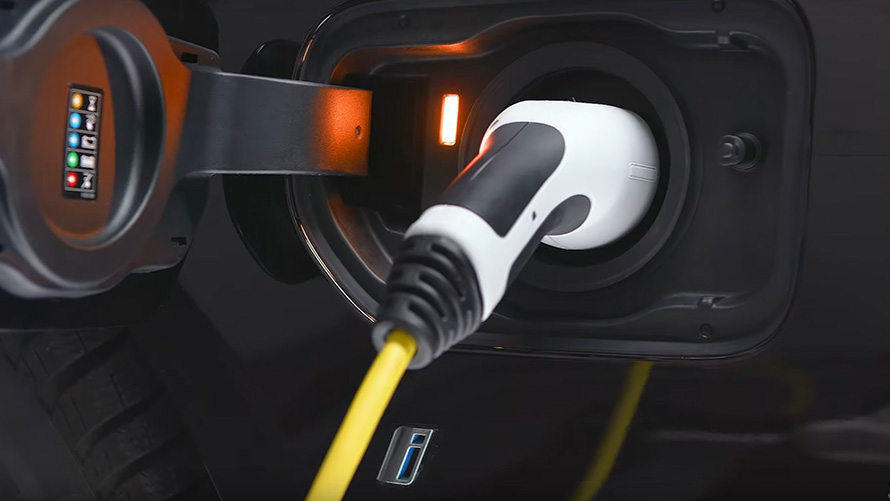 BMW Plug-in Hybrid avec câble de recharge BMW hybride rechargeable avec câble de recharge branché vue en gros plan