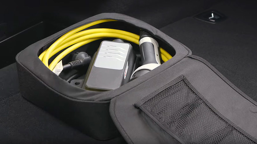 Accessoires de recharge pour BMW Plug-in Hybrid dans un sac Accessoires de recharge BMW pour BMW hybride rechargeable dans sac vue en gros plan