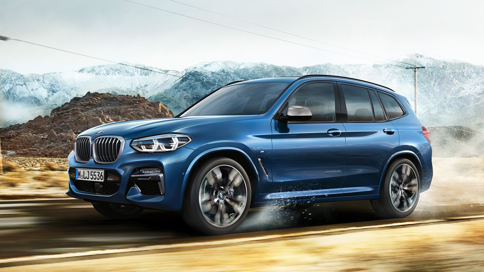 BMW X3 M40i, plan moyen de la jante et de l’aile devant un paysage montagneux G01 BMW X3 M40i, plan moyen de la jante et de l’aile devant un paysage montagneux G01