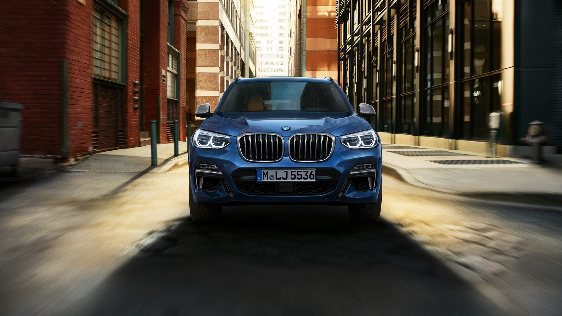 BMW X3 M40i, vue de face devant un décor urbain G01 BMW X3 M40i, vue de face devant un décor urbain G01