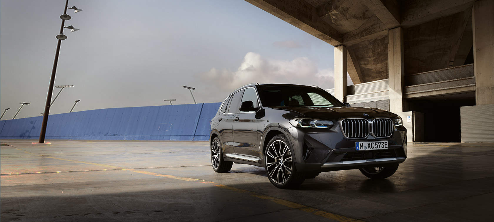 BMW X3 G01 Sophistograu driekwart voorkant voor hangar 2021