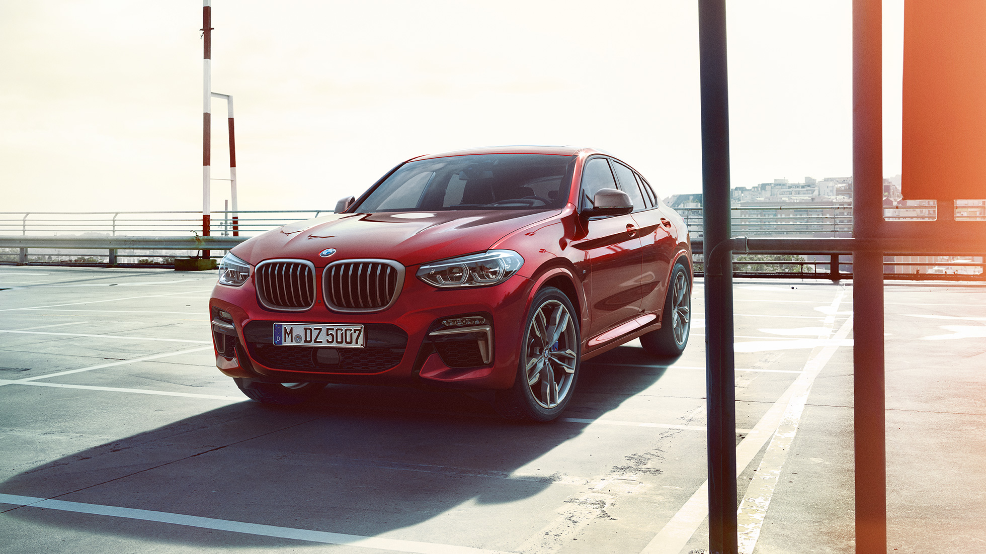 BMW X4 Extérieur G02 BMW X4 M40i G02 2018 en Flamencorot Brillanteffekt Rot vue de trois quarts avant