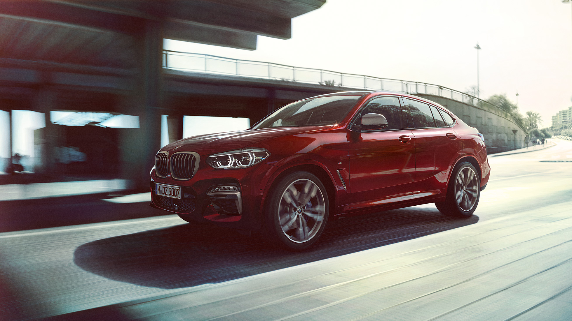 Avant dynamique de la BMW X4 G02 BMW X4 M40i G02 2018 en Flamencorot Brillanteffekt Rot vue de trois quarts avant
