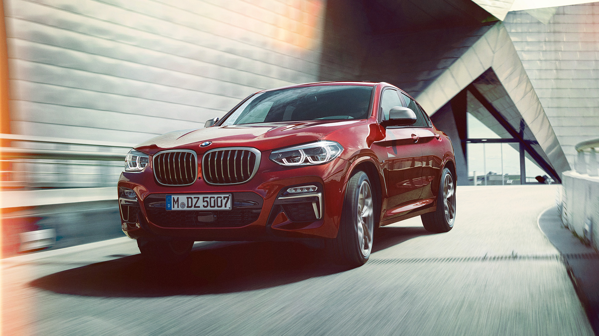 BMW X4 vue de trois quarts avant G02 BMW X4 M40i G02 2018 en Flamencorot Brillanteffekt Rot vue de trois quarts avant